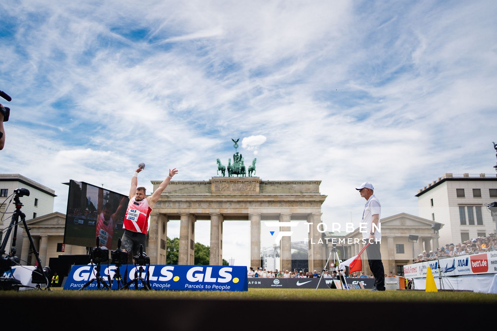 Leon Schwoebel (LG Rhein-Wied) beim Kugelstossen waehrend der deutschen Leichtathletik-Meisterschaften auf dem Pariser Platz am 24.06.2022 in Berlin